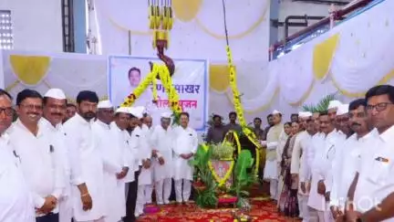 रेणापूर: माजी मंत्री दिलीपराव देशमुख यांच्या हस्ते रेणा कारखान्याचे मिल रोलर पूजन