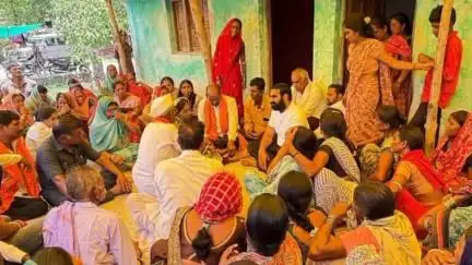 औंढा नागनाथ: आमदार संतोष बांगर यांनी तांमटी तांडा येथे चव्हाण कुटुंबियांची सांत्वन पर भेट घेत ५० हाजाराची केली आर्थिक मदत