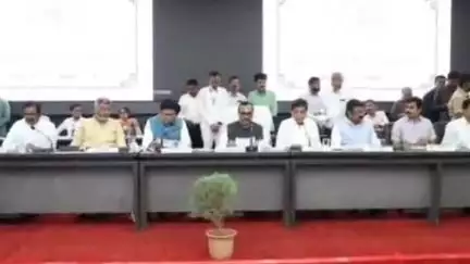 हिंगोली: जिल्हाधिकारी कार्यालय येथे जिल्हा नियोजन समितीच्या बैठकीला माजी खासदार हेमंत पाटील यांची उपस्थिती