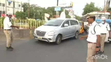 కరీంనగర్: నగరంలో కారు అద్దాలకు బ్లాక్ ఫిలిం వేసుకొని వెళ్తున్న కార్లకు చలానా విధించిన ట్రాఫిక్ పోలీసులు