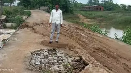 सतबरवा: लगातार बारिश से लहलहे में मलय नदी पर बनी पुलिया क्षतिग्रस्त, वाहनों का आवागमन हुआ बाधित