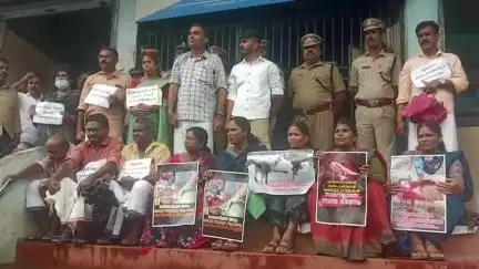 മാനന്തവാടി: തെരുവുനായ ശല്യം, എൽ.ഡി.എഫ് കൗൺസിലർമാർ മാനന്തവാടി നഗരസഭയ്ക്ക് മുന്നിൽ കുത്തിയിരിപ്പ് സമരം നടത്തി