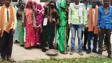 सिमरिया: ग्राम मैन्हा में महिलाओं व ग्रामीणों ने सचिव के खिलाफ तसला और फावड़ा लेकर किया प्रदर्शन, SDM व शाहनगर CEO को दिया ज्ञापन