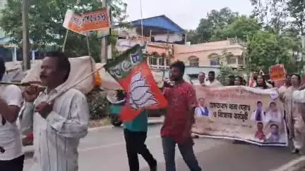 হেমতাবাদ: কেন্দ্রীয় প্রতিমন্ত্রীর উপর হামলার অভিযোগ, প্রতীকি শবদেহ নিয়ে হেমতাবাদ থানা ঘেরাও করে বিক্ষোভ BJP-র