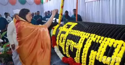 लातूर: विलास कारखान्याच्या गळीत हंगामाची जय्यत तयारी सुरू; चेअरमन वैशाली विलासराव देशमुख यांच्या हस्ते मिल रोलरचे पूजन