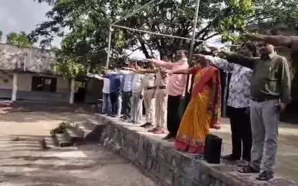 భిక్కనూర్: డ్రగ్స్ రహిత సమాజాన్ని నిర్మించాలని పట్టణంలో విద్యార్థులకు అవగాహన కల్పించిన ఎస్సై ఆంజనేయులు