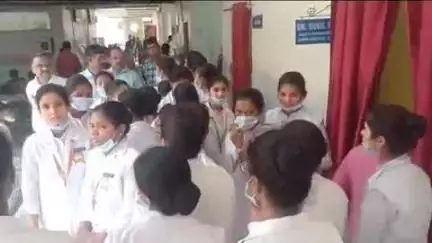गुमला: सदर अस्पताल में मरीज के परिजनों द्वारा मारपीट को लेकर प्रशिक्षु नर्सों ने डीएस से की शिकायत