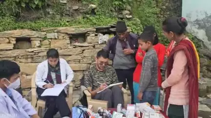 कपकोट: सीएचसी कपकोट से दूरस्थ गांव बोरबलड़ा जा रही टीम को गांव पहुंचने के लिए ट्रैक्टर का लेना पड़ा सहारा