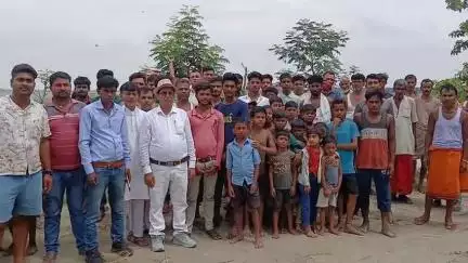 बैरिया: बथना में बाढ़ व कटाव का सताने लगा डर, कटाव निरोधी कार्य करने की मांग ग्रामीणों ने किया प्रदर्शन #jansamasya