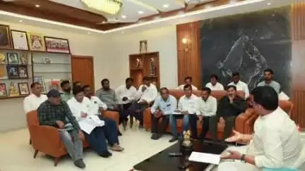 गंगाखेड: बनपिंपळा येथे बैठकीत आमदार डॉ. रत्नाकर गुट्टे संतापले, महावितरणच्या अधिकाऱ्यांना घेतले फैलावर