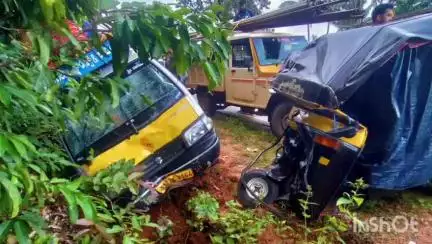 ತೀರ್ಥಹಳ್ಳಿ: ಮೇಲಿನಕುರುವಳ್ಳಿಯಲ್ಲಿ ನಿಂತಿದ್ದ ಆಟೋಗೆ ಶಾಮಿಯಾನ ವಾಹನ ಡಿಕ್ಕಿ