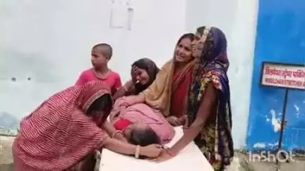 बांका: अंबा कुनोनी गांव में कपड़े सुखाते समय करंट लगने से एक महिला की मौत