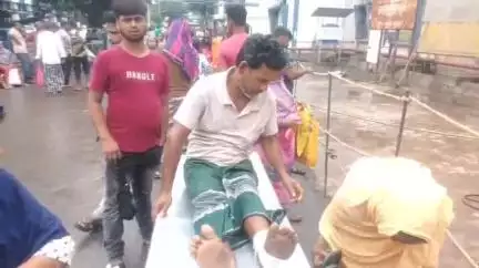 বহরমপুর: হরিহরপাড়ায় গাছ কাটতে গিয়ে পায়ের শিরা কেটে আহত ব্যক্তি, চিকিৎসার জন্য নিয়ে আসা হল MMC&H-এ