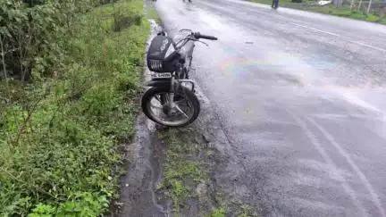 मारेगाव: अज्ञात वाहनाची दुचाकीला धडक, दुचाकीस्वार गंभीर जखमी; राज्य महामार्गावरील गोविंदराजा कोटेक्स जवळील घटना
