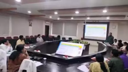 सिमडेगा: समाहरणालय में उपायुक्त ने नीति आयोग के इंडिकेटर से संबंधित समीक्षा बैठक की