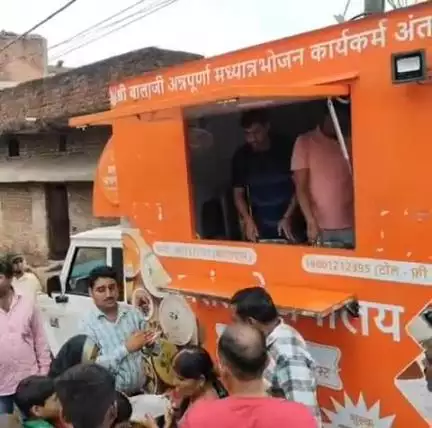 गोलमुरी-सह-जुगसलाई: रामनगर में बाढ़ पीड़ितों को खिचड़ी का वितरण किया गया
