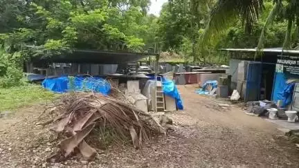ಕಾರವಾರ: ಅಂಗಡಿಯಲ್ಲಿ ಟೈಲ್ಸ್ ತೆಗೆಯುವಾಗ ಕಡಪ ಕಲ್ಲು ಮೈಮೇಲೆ ಬಿದ್ದು ಮಾಲೀಕ ಸಾವು; ಕೊಳಗೆಯಲ್ಲಿ ಘಟನೆ