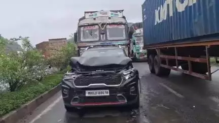 सेंधवा: बिजासन घाट पर ट्रक ने कार में मारी टक्कर; दो वाहनों के बीच दबी कार, करीब 3 घंटे बाद खुला जाम