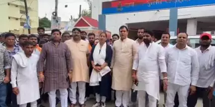 बागपत: बिनौली थाना क्षेत्र से लापता युवती की बरामदगी को लेकर लोनी विधायक नंदकिशोर गुर्जर ने SP से की मुलाकात