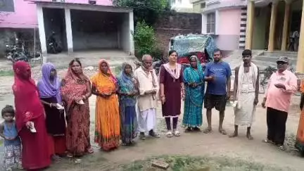 सोनबरसा: सोनबरसा मुखिया ने 12 लाभुकों को दी सरकार की ओर से दी जाने वाली कबीर अंत्येष्टि की राशि