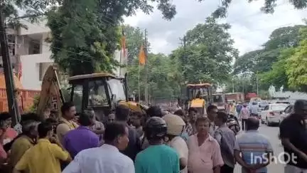 মাটিগাড়া: শিলিগুড়ির জলপাই মোড় সংলগ্ন বাজার এলাকায় উচ্ছেদ অভিযানে গিয়ে বাঁধার মুখে পৌরনিগমের কর্মীরা, বন্ধ করল কাজ  #jansamasya