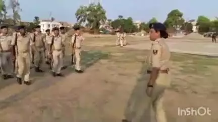 भभुआ: भभुआ पुलिस लाइन केंद्र के ग्राउंड में अनुशासन बनाए रखने के लिए परेड का कराया गया अभ्यास