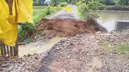 सिमडेगा: भारी बारिश से सामटोली होते हुए खिजरी से कोनमेंजरा रोड ध्वस्त, आवागमन बाधित