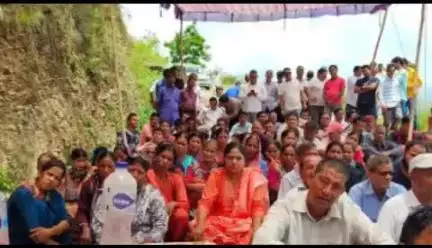 नरेन्द्रनगर: लोगों ने नरेंद्रनगर में सड़कों की जर्जर हालत को लेकर अधिशासी अभियंता व तहसीलदार को सौंपा ज्ञापन, आंदोलन की दी चेतावनी