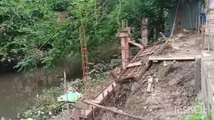 বারাসাত ১: খালের পাশে সরকারি জায়গা দখল করে বেআইনি নির্মাণের অভিযোগ মধ্যমগ্রাম পৌরসভার 16 নম্বর ওয়ার্ডে