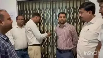 गढ़वा: उपायुक्त ने पुराने समाहरणालय भवन परिसर में ईवीएम वेयरहाउस का निरीक्षण किया