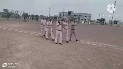 आगर: पुलिस लाइन आगर में जनरल परेड का हुआ आयोजन, एसपी ने निरीक्षण कर उत्कृष्ट पुलिसकर्मियों को किया पुरस्कृत