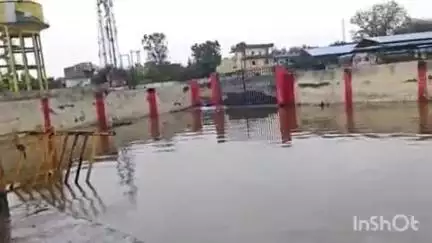 अंबाह: अम्बाह में खाद गोदाम के परिसर में भरा बारिश का पानी, स्टाफ व किसान हुए परेशान