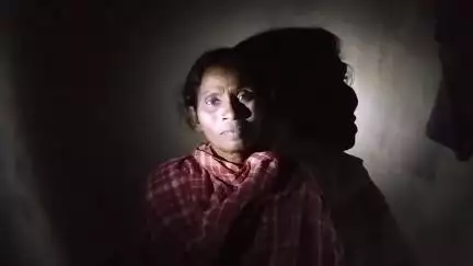 पतरातू: लगातार हो रही बारिश से भुरकुंडा हॉस्पिटल कॉलोनी में गरीब वृद्ध विधवा महिला का कच्चा मिट्टी का घर ढ़हा