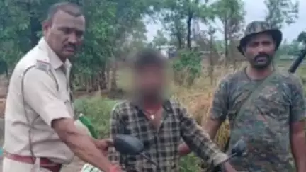 ओबरा: ओबरा थाना के पेट्रोल पंप के पास पुलिस ने 35 लीटर देशी महुआ शराब के साथ एक अभियुक्त को गिरफ्तार किया, बाइक भी जब्त