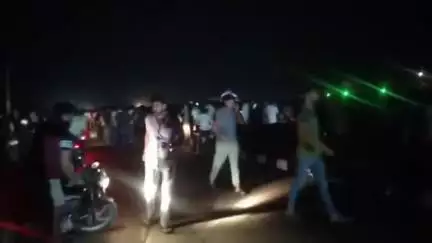 बक्सर: वीर कुंवर सिंह सेतु से गिरी स्कॉर्पियो को निकालने पहुंची एसडीआरएफ, तेज धार व अंधेरे से रेस्क्यू में दिक्कत