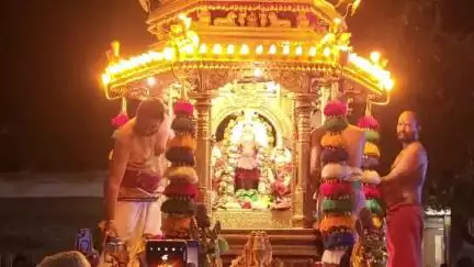காஞ்சிபுரம்: நடிகரும், தமிழக வெற்றிக் கழக தலைவருமான விஜயின் 51வது பிறந்தநாளை முன்னிட்டு, அவரது ரசிகர்கள் காமாட்சி அம்மன்  திருக்கோயிலில் தங்கத்தேர் இழுத்து வழிபாடு