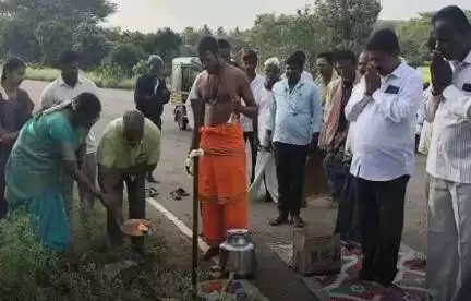 కుప్పం: మల్లేశ్వర స్వామి మహ ద్వారా నిర్మాణానికి భూమి పూజ