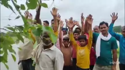 छिबरामऊ: अहिरुआ राजा रामपुर में नहर विभाग द्वारा तुड़वाई गई पुलिया ग्रामीणों की फसल हो रही बर्बाद किया विरोध प्रदर्शन #Jansamasya