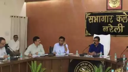 बरेली: बरेली कलेक्ट्रेट सभागार में जिलाधिकारी की अध्यक्षता में सड़क सुरक्षा समिति की मासिक बैठक हुई