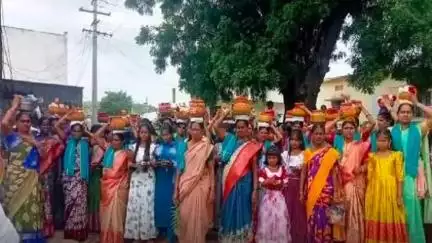 కోరుట్ల: మల్లాపూర్ మండల కేంద్రంలో తాతమ్మకు మొక్కలు చెల్లించి బోనాలు సమర్పించిన కుమ్మరి సంఘం భక్తులు
