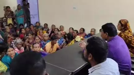 ଦେବଗଡ: ରାଜ୍ୟ ସରକାରଙ୍କ ଏକ ବର୍ଷ ପୁର୍ତିରେ ଜିଲ୍ଲାର ବିଭିନ୍ନ ଗ୍ରାମରେ ବିକାଶ ବାହନ ରଥକୁ ସ୍ୱାଗତ ଓ ସଚେତନତା କାର୍ଯ୍ୟକ୍ରମ