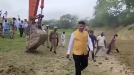 बदलापुर: जिलाधिकारी ने बदलापुर में पीली नदी के जीर्णोद्धार कार्य का किया निरीक्षण, डीएम ने की सराहना