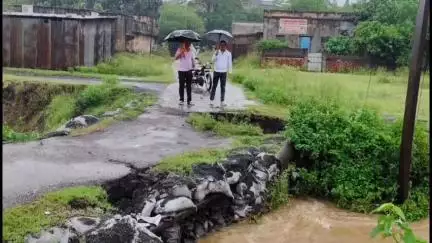 पतरातू: लगातार बारिश से भुरकुंडा व भदानीनगर में जनजीवन अस्त-व्यस्त, जलजमाव से धंसी पुलिया