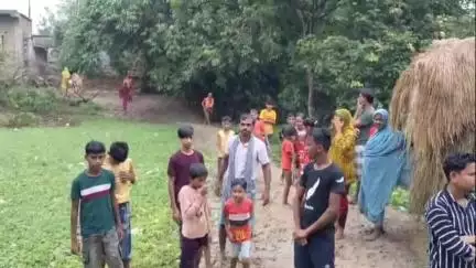 ভরতপুর ১: মনোহরপুর গ্রামে বাড়ি থেকে বেরিয়েই শুধু কাদাজল, মূল রাস্তায় উঠতে গেলে সমস্যা বাসিন্দারা  #jansamasya