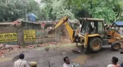 बोराम: वन विभाग ने चलाया अतिक्रमण हटाओ अभियान, अलकतरा फैक्ट्री की बाउंड्री वाल की ध्वस्त