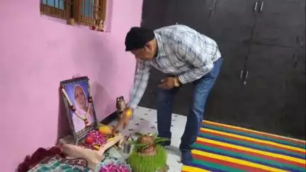 खुजनेर: राजगढ़ विधायक अमर सिंह यादव ने करनवास पहुंचकर रामु बाई के निधन पर श्रद्धांजलि दी