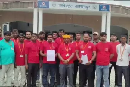 बलरामपुर: बलरामपुर के आपदा मित्र संगठन ने जिलाधिकारी को सौंपा सात सूत्रीय ज्ञापन, राज्य कर्मचारी का दर्जा देने की मांग