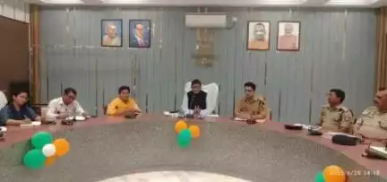 कलीनगर: कावड़ यात्रा को लेकर गांधी सभागार में डीएम ने की समीक्षा बैठक, रास्तों को गड्ढा मुक्त करने के लिए दिए निर्देश