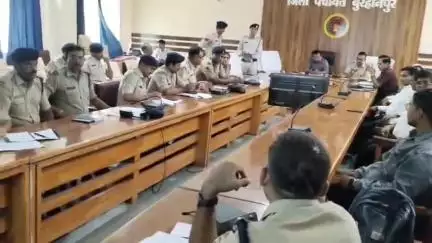 बुरहानपुर: जिला पंचायत कार्यालय में अपर कलेक्टर और एएसपी ने पुलिस थाना प्रभारी, सरकारी डॉक्टरों और अधिवक्ताओं के साथ बैठक की