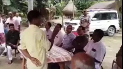 হলদিবাড়ি: বেরুবাড়ির উন্মুক্ত সীমান্তে কাঁটাতারের বেড়া দিতে সীমান্ত এলাকার বাসিন্দাদের সঙ্গে বৈঠক করলেন জলপাইগুড়ির সাংসদ